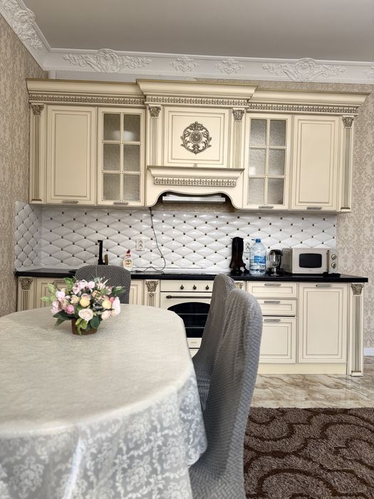 кухонный шкаф вместе с электрической плитой,