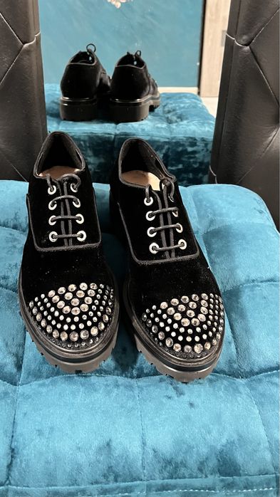 Pantofi cu petricele