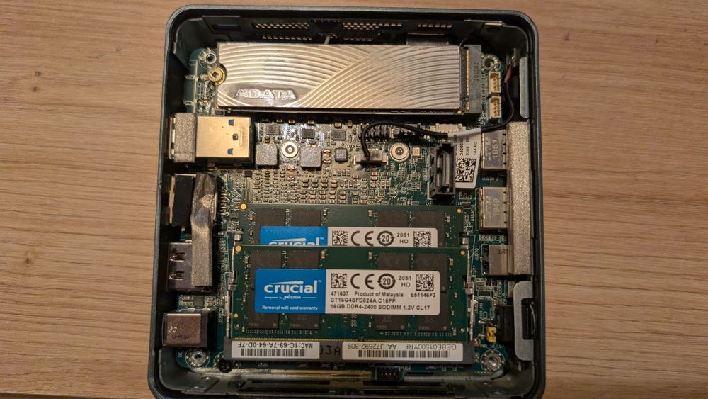 Intel NUC8i5BEH – i5 Gen 8 | 32GB RAM Samsung Dual-Channel | SSD 250GB ADATA Swordfish NVMe impecabil