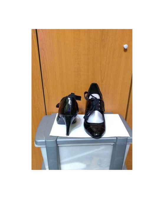 Pantofi M&S UK cu toc inalt negri de lac cu siret, model deosebit, 40