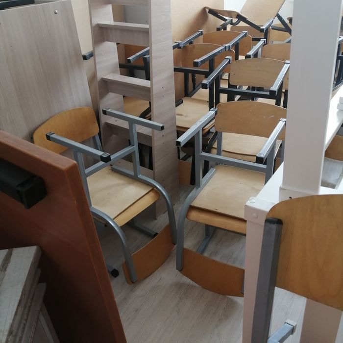 Школьные парты со стульями