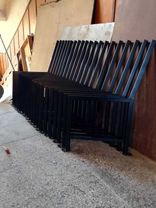 Метални крака за пейка или стол.