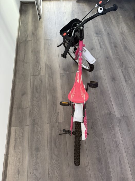 Vând bicicleta fete (Hello Kitty).