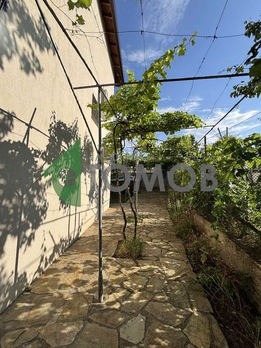 Прекрасна триетажна къща в село Яворово