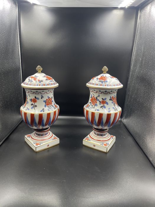 Doua vaze din portelan tip “sevres” cu emblema regală