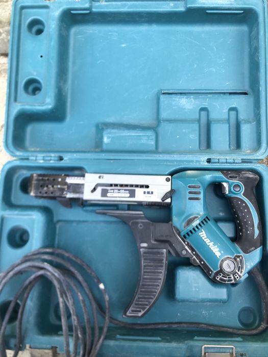 Mașină de inșurubat cu bandă Makita 6842