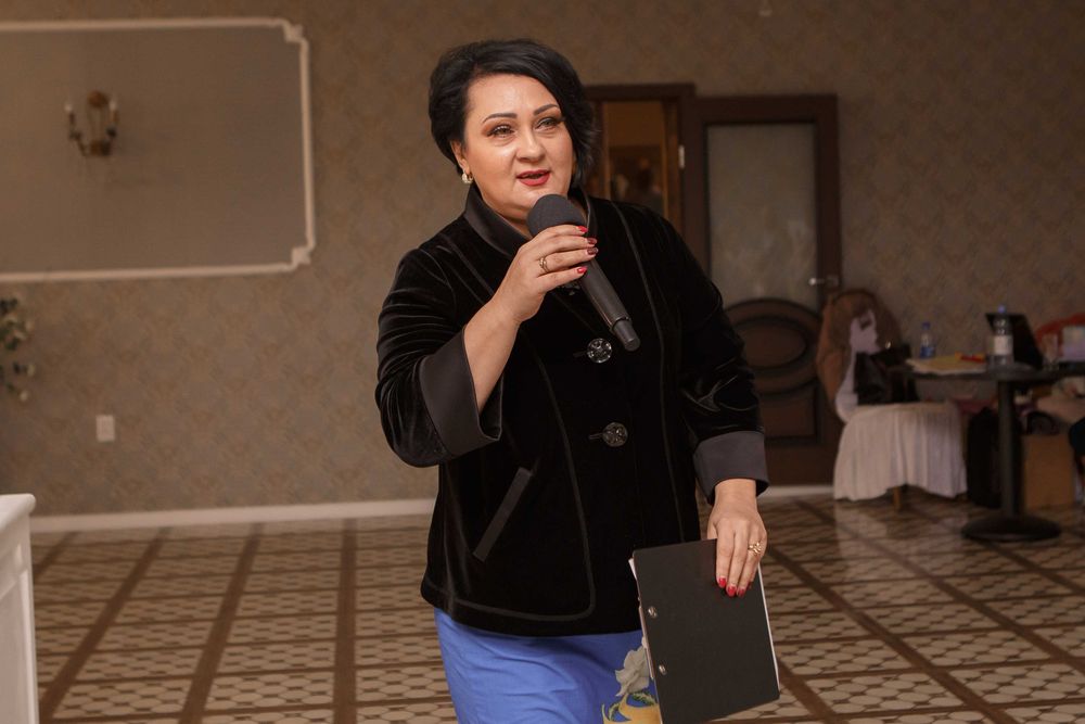 Ведущая , тамада.