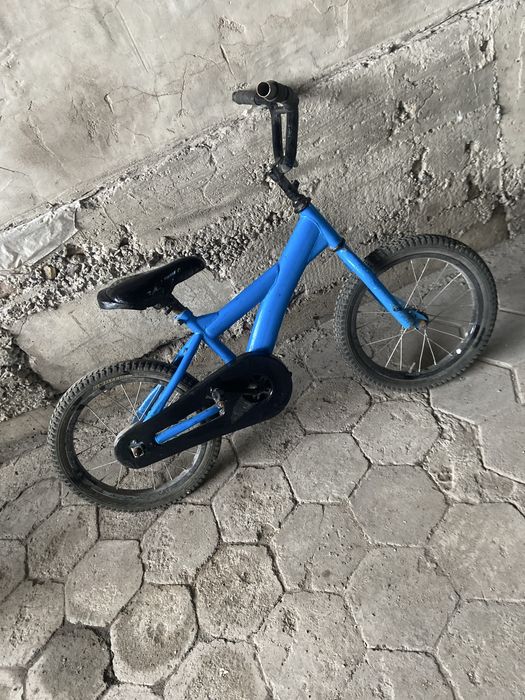 Синий детский велосипед