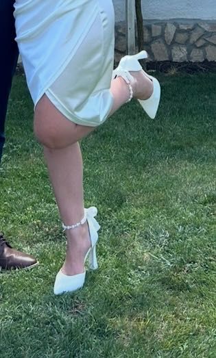 Бели токчета с перли