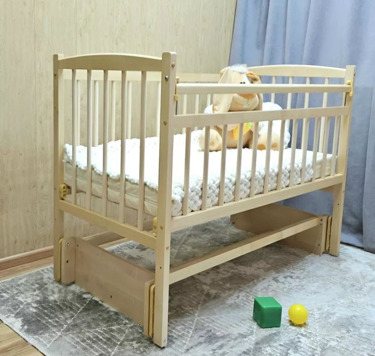 Продам детскую кроватку с маятником