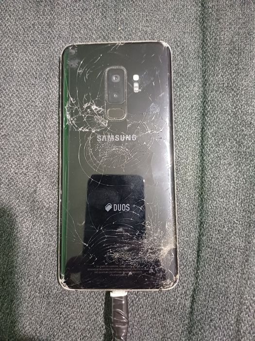 Samsung Galaxy S9 plus cu displayul spart. Placa este buna