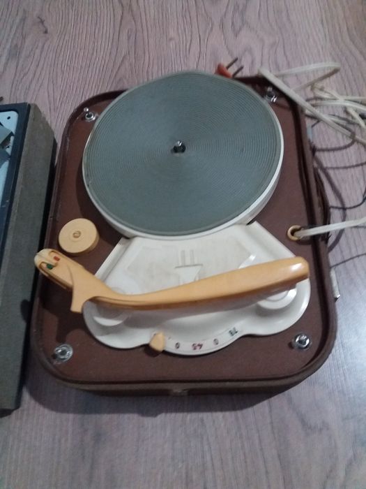 Vand 2 buc. pick-up vechi ani 60-70