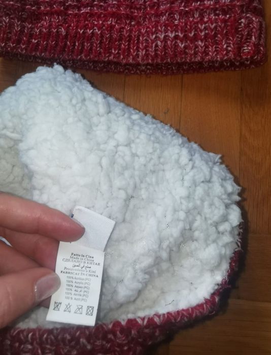 Комплект от плетена шапка и шал в червено и бяло