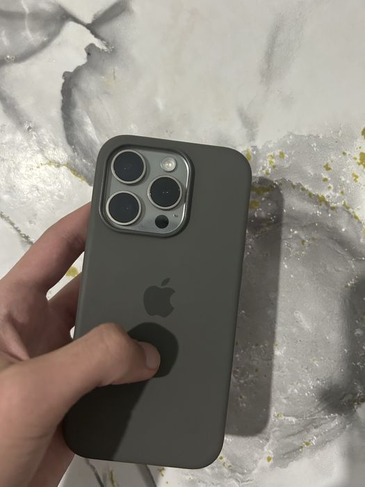 Iphone 15 pro в цвете титан.