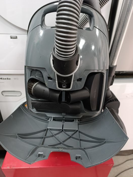 Прахосмукачка Miele Complete C3 Grey Pearl
