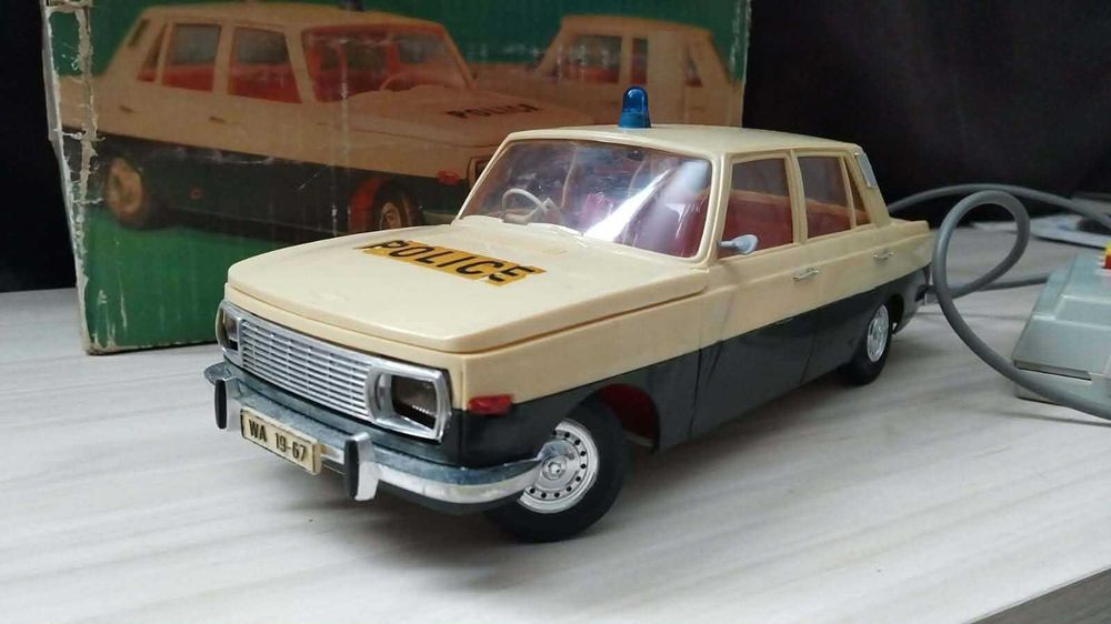 Стари играчки WARTBURG 353 DDR GDR PIKO ANKER 1/15