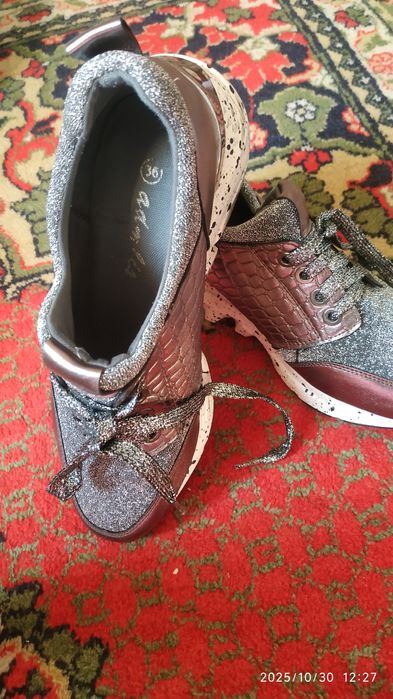 Кроссовки женские