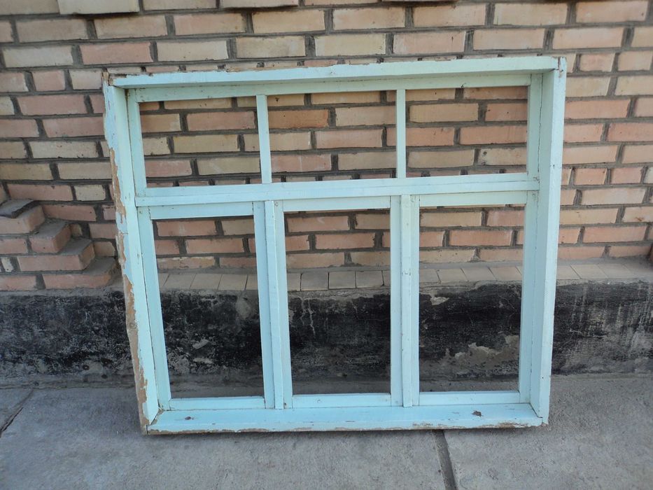 Топчан металлический разборный, деревянная оконная рама и листы ДВП