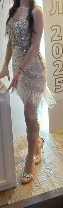 Продават се 2 броя официални рокли