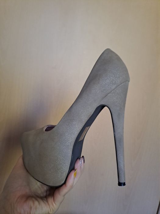 Стилни обувки на висок ток