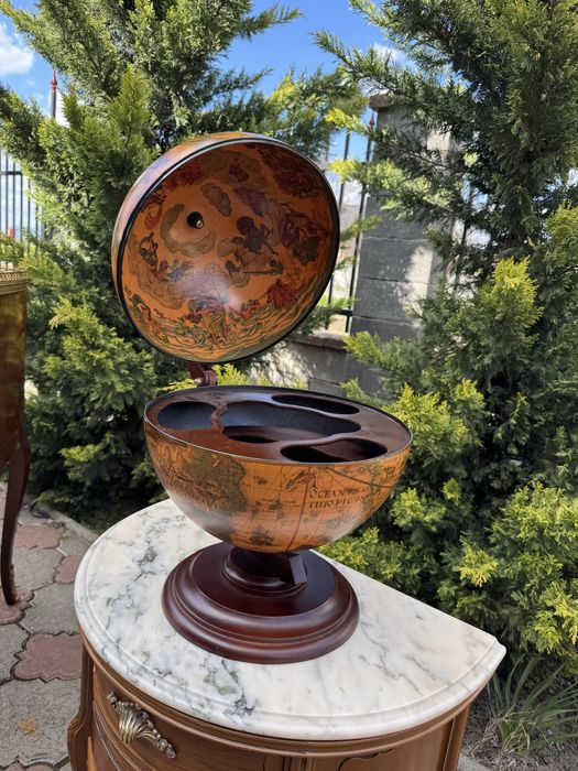 Mini-bar elegant in forma de glob