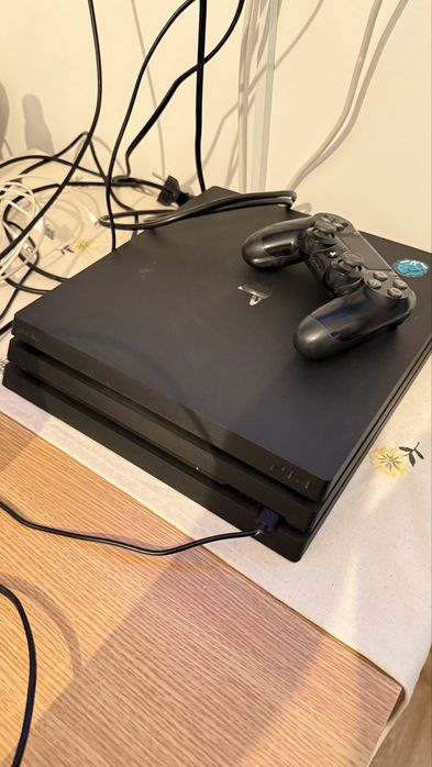PS 4 Pro 1TB + controler / model CUH-7016B