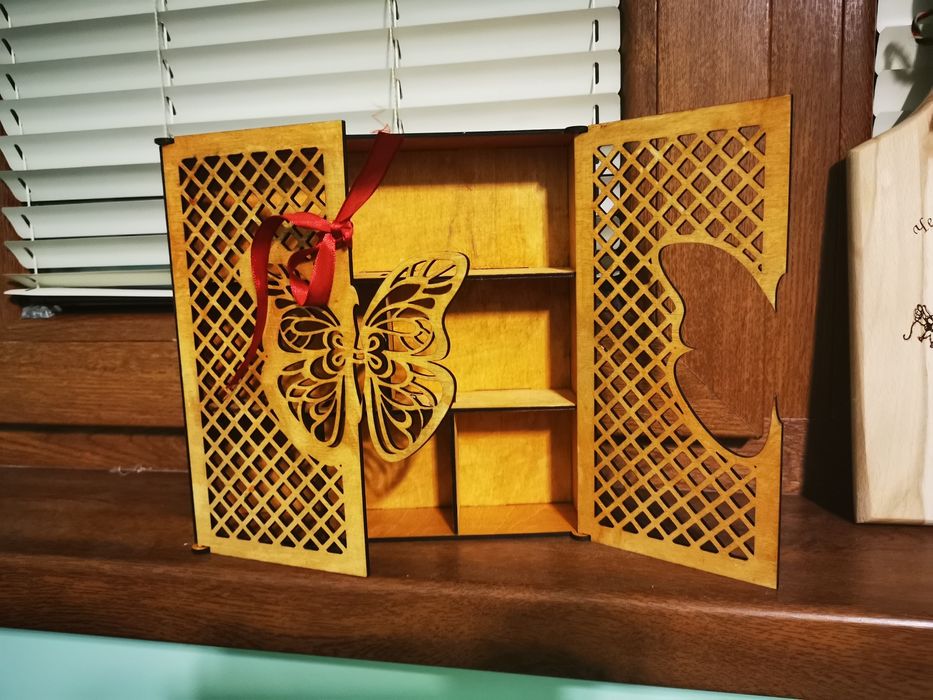 Дървена Кутия за бижута - пеперуда