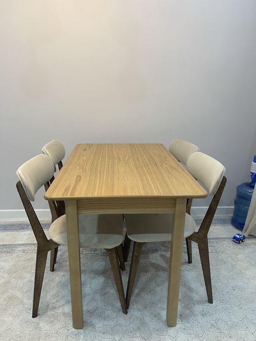 Стол со стульями