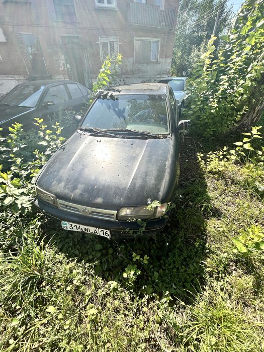 Машина ниссан хэчбек