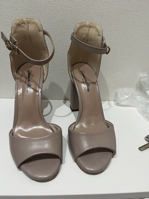 Продам босоножки