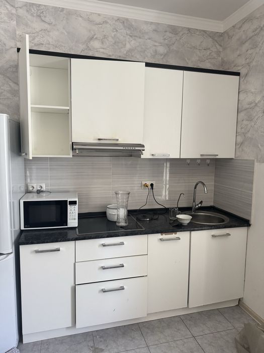 Продам кухню с варочной поверхностю и вытяжкой