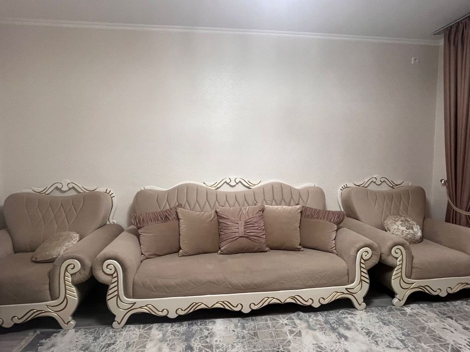 Продается диван и стулья и стол раслкданой