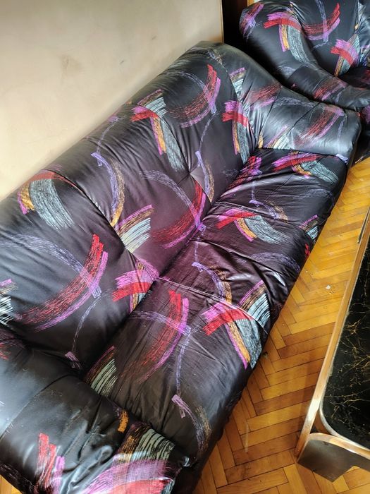 Диван,2 фотьойла и маса