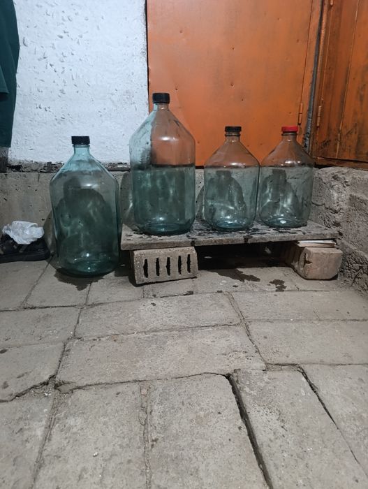 Советский бутыли 20 и 10 литров.
