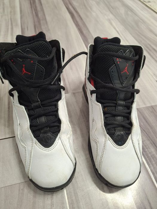 Vând Jordani True Flight