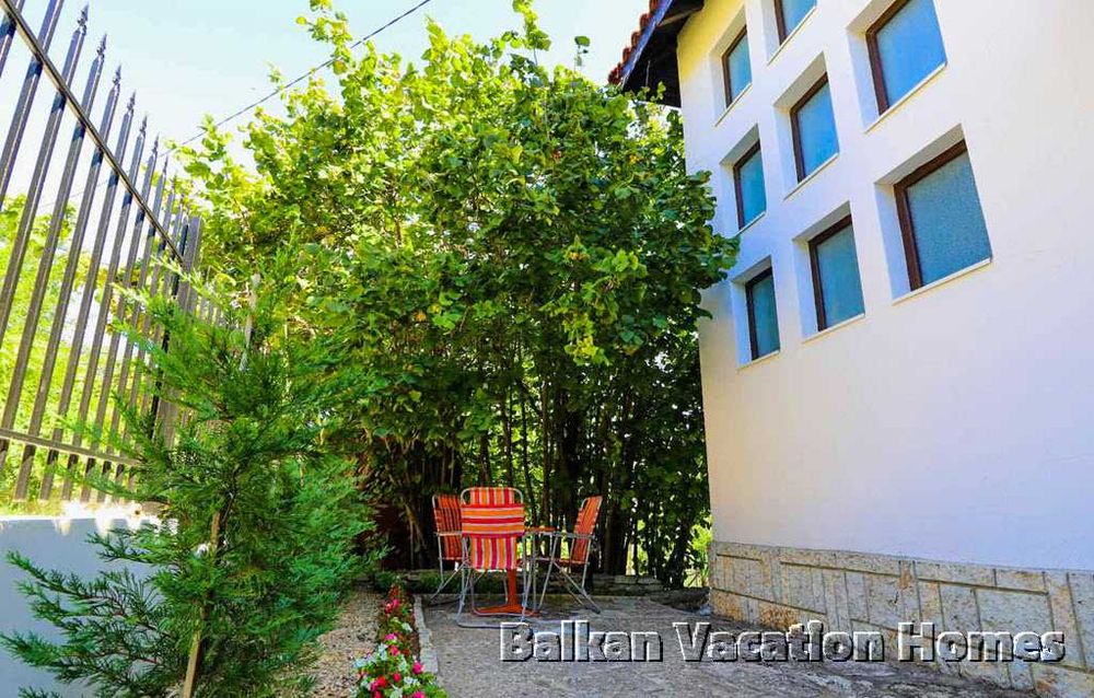 Красива къща във вилната зона южно от Балчик