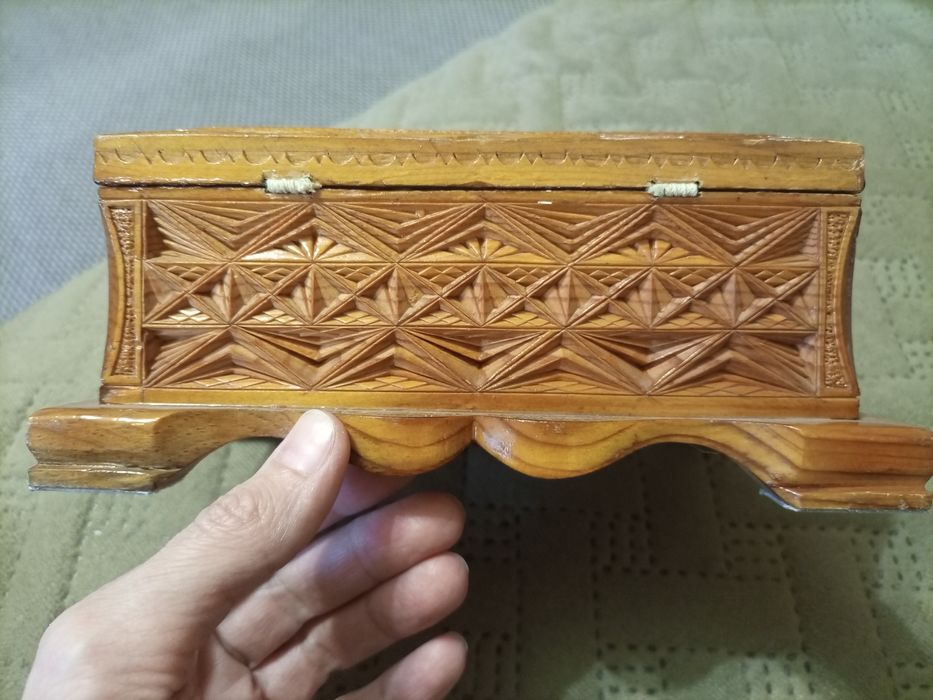 Шкатулка резная деревянная 20см