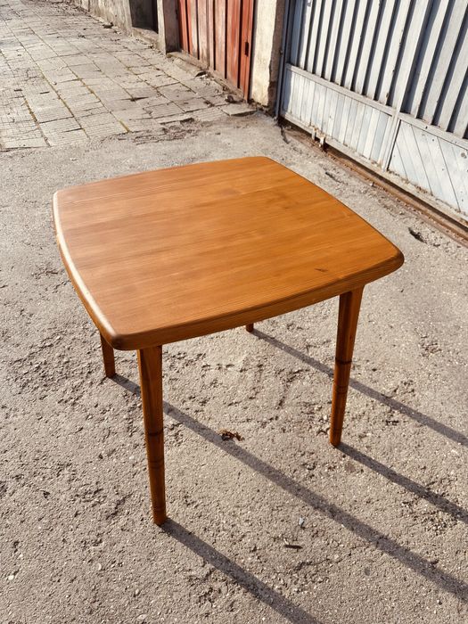 Винтидж масивна дървена маса | 70×70 см | Датирана 1989 г.