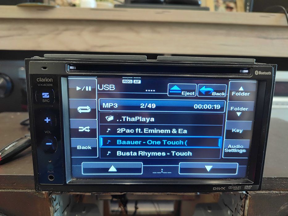 Висок клас Мултимедия Clarion VX402E Bluetooth / USB / AuX / CD / MP3
