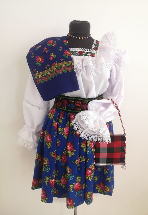 Costum popular pentru doamne și domnișoare de Maramureș complet