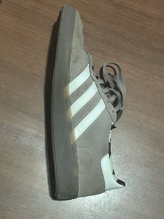 Se vinde adidașii aceștia