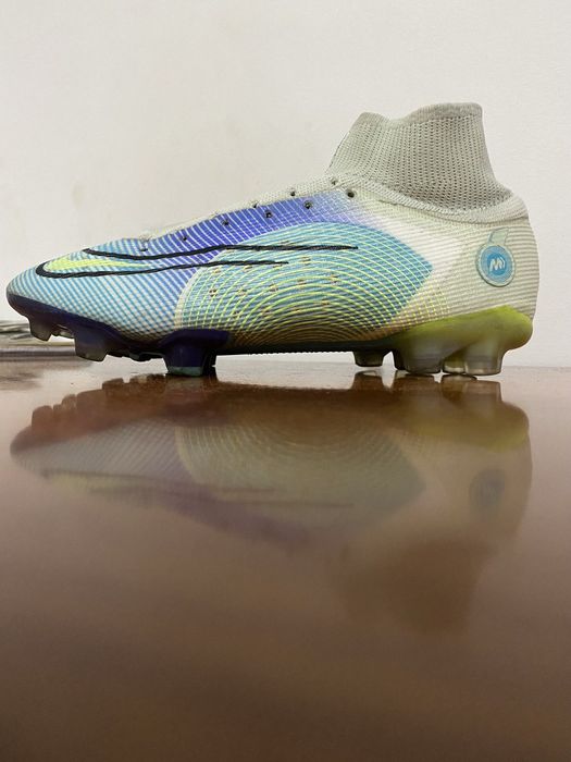 Asil narxi ancha qimmat boʻlgan NIKE butsisi