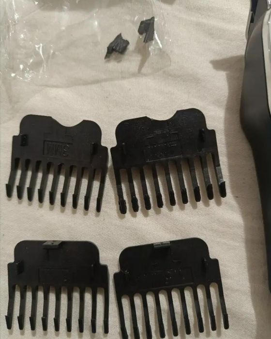 Masina de tuns noua, include incarcator USB si 4 gratare