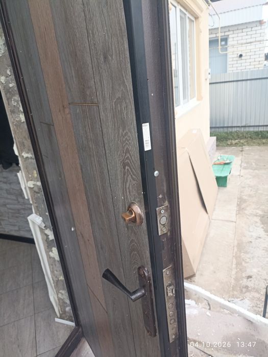 Продам уличную входную дверь