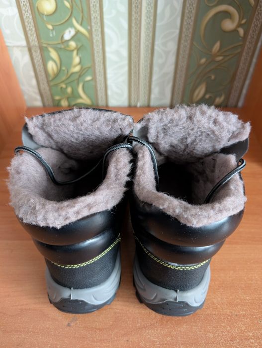 Продам новые зимние рабочие ботинки 41-го размера