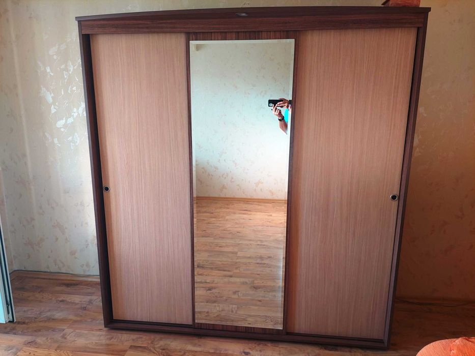 Продавам трикрилен гардероб.