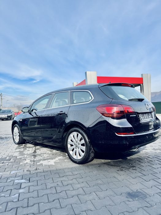 Opel Astra J 2011