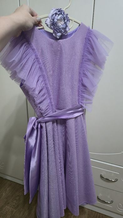 Продам нарядное платье для девочки