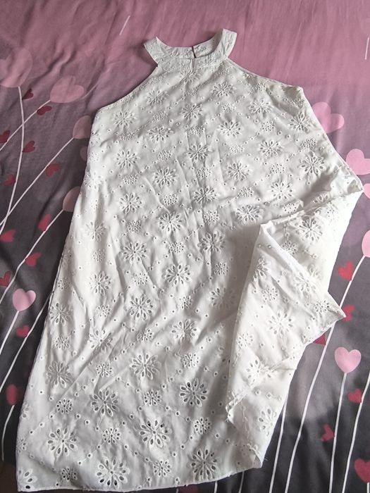 Бяла дантелена рокля