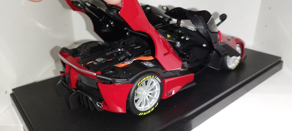 Ferrari FXX-K Bburago Signature 1:18 + Дисплей кейс